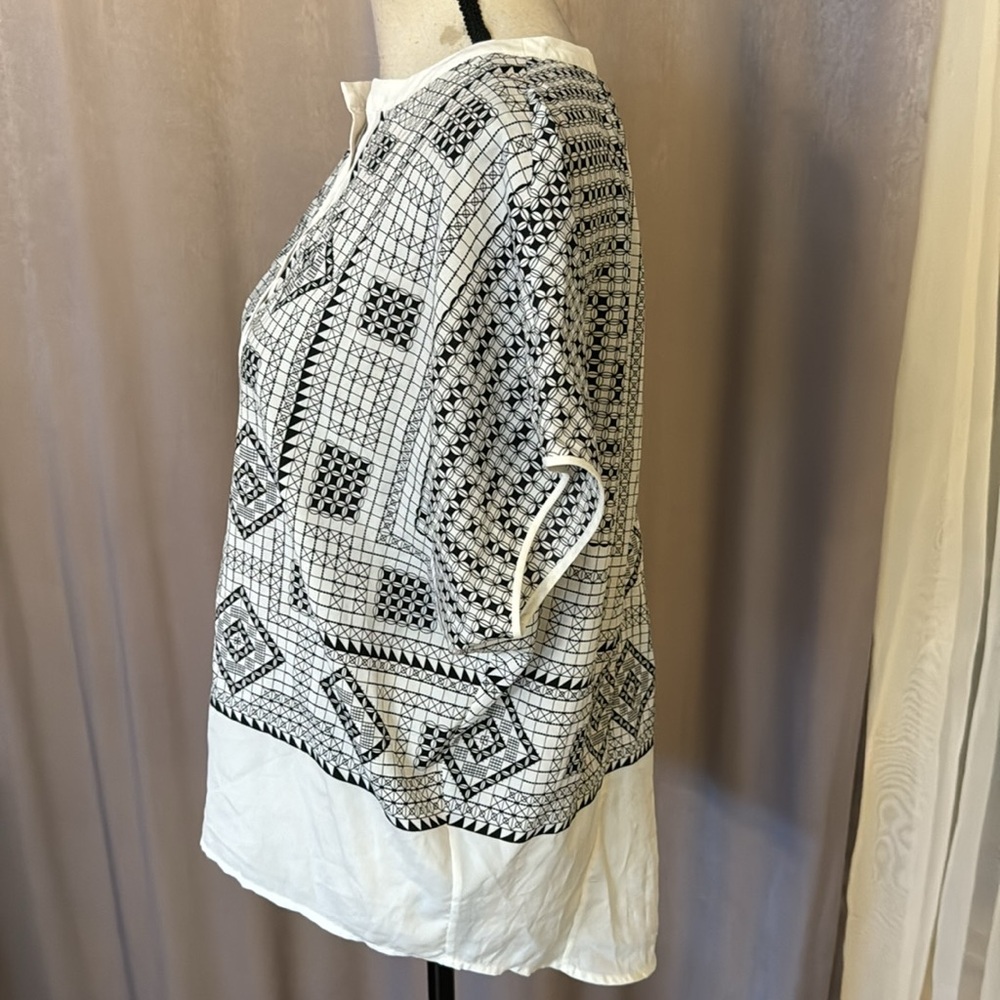 BCBGMaxAzria Black and White Graphic Boxy Blouse - Picture 4 of 8